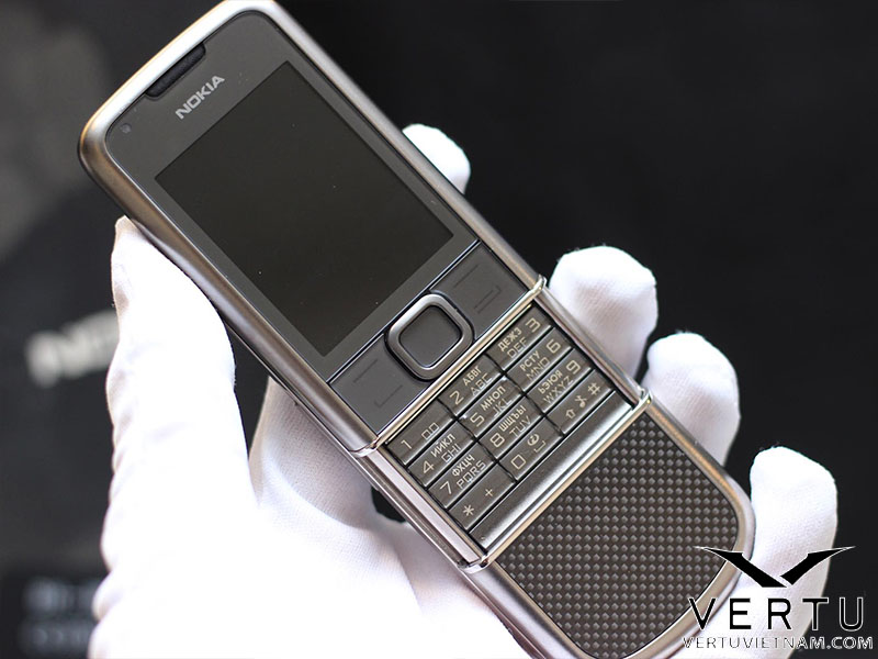 Nokia 8800 Carbon Arte - Điện thoại Nokia 8800 Carbon Arte với thiết kế đầy sang trọng và phong cách cổ điển sẽ khiến bạn say đắm. Vỏ điện thoại bằng sợi carbon với khả năng chịu lực tốt, màn hình sapphire chống trầy, tạo nên một sản phẩm đẳng cấp và độc đáo.