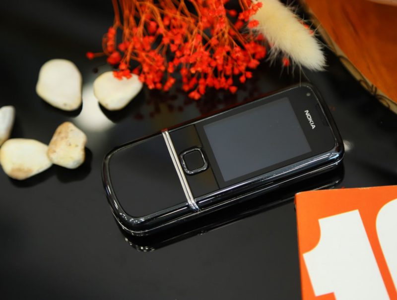 Nokia 8800E Sapphire Arte Black: Chiếc điện thoại đẳng cấp và sang trọng này sẽ khiến bạn cảm thấy thật đặc biệt. Với mặt kính sapphire chống trầy, bạn sẽ không lo lắng về những vết xước trên màn hình của mình.