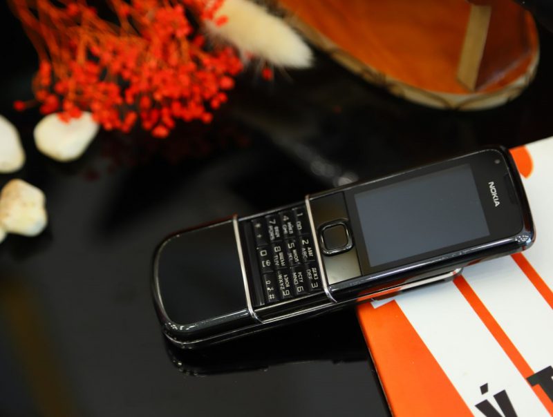 Điện thoại Nokia 8800 từ đời nào cũng được đánh giá cao về sự sang trọng và đẳng cấp. Hình ảnh liên quan sẽ khiến bạn nhớ lại những kỷ niệm đẹp với chiếc điện thoại độc đáo này.